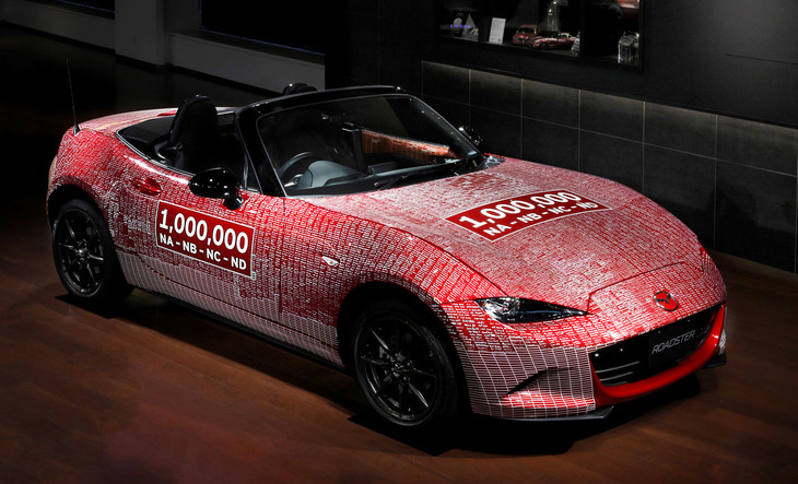 2015年に登場した4代目にして現行モデルとなる「マツダ・ロードスター」（ND）。パワーユニットは誕生以来最小となる1.5リッターにダウンサイジングされた。写真は累計生産台数100万台達成記念車で、世界9カ国を回り1万人を超えるファンのサインが記されている。