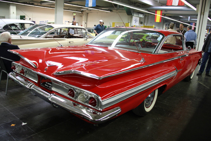 1959年「シボレー・インパラ」。トランク部からキリッとそそり立つアンテナは、かつてかっこいいものであった。