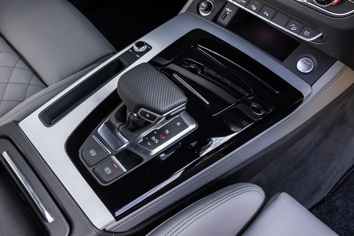 トランスミッションは、7段デュアルクラッチ式AT「Sトロニック」を搭載。センターコンソールパネルは、最新のインフォテインメントシステム「MIB3」を採用する「Q5」に準じたデザインとなっている。