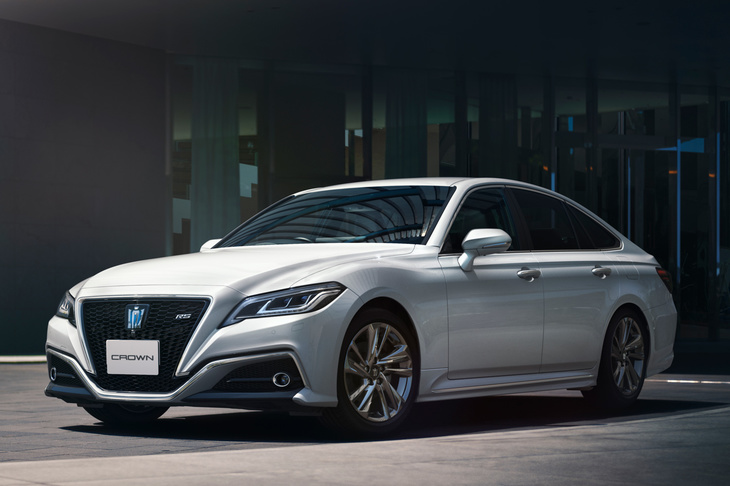 早くも懐かしい感のある先代「トヨタ・クラウン」。エントリーグレードはFRの2リッターターボ車「B」で、その価格は469万5000円（2020年4月時点）。新型「クラウン クロスオーバー」のベースグレードと同じ2.5リッターハイブリッドの4WD車は、511万9000円から（2020年11月時点）だった。