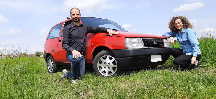 「アウトビアンキY10」を愛好するサーラさん（写真向かって右）とロレンツォさん（同左）。（写真：Sara Gasparini Archive）