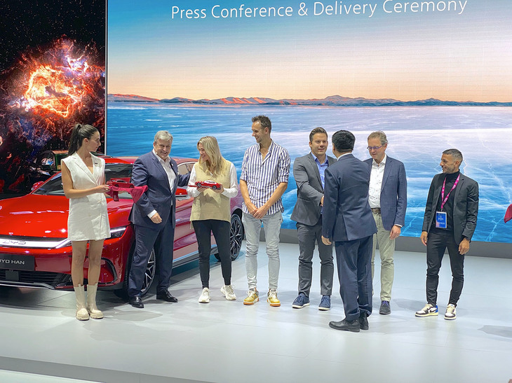 BYDのプレスカンファレンスでは、初回納車分のオーナーをステージに招待し、セレモニーが行われた。中国企業が上海や北京で展開してきたライブイベントが、ここでも再現された。