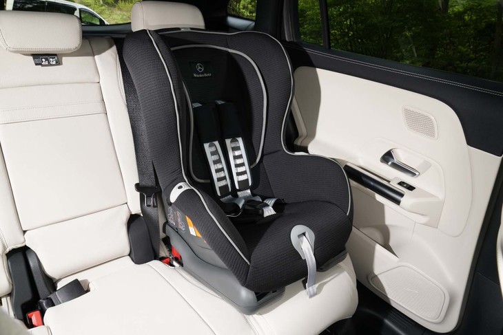 メルセデス・ベンツGLA200d 4MATIC（リアシート）