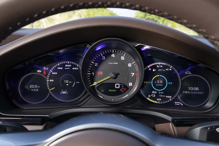 エンジン回転計を中央に据えたメーターパネル。両翼は液晶表示で、右側2つの円形メーターに代えて、カーナビのマップを表示できる。