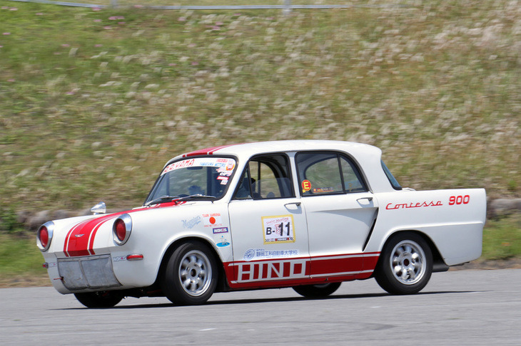四半世紀以上エントリーを続けている大ベテランの「日野コンテッサ900」。ヘッドライトをナローの「ポルシェ911」用に替えており、ノーマルとはかなり違った印象を受ける。Bクラス2位。