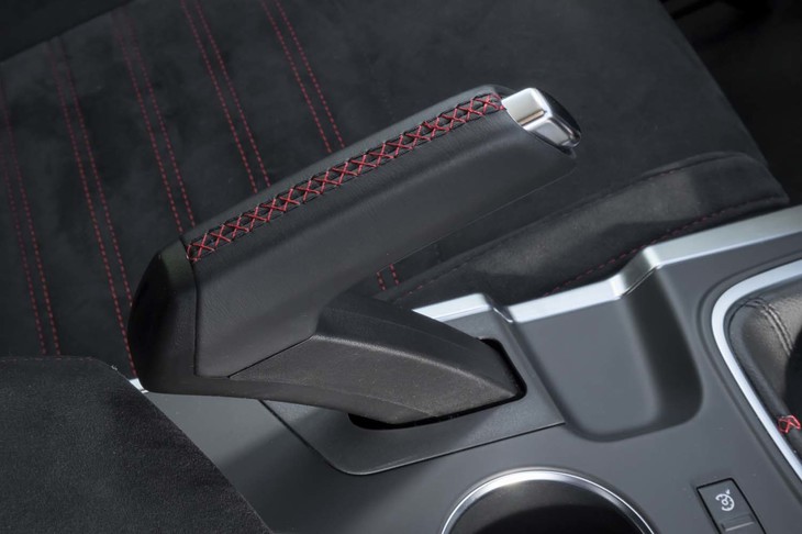 カタログモデルが電動パーキングブレーキを搭載するのに対し、「カップ」ではいわゆる“サイドブレーキ”を採用する。