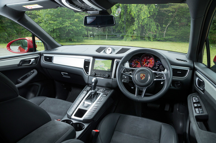 各所にアルカンターラが用いられた「マカンGTS」のインテリア。オプションで、これらの箇所をレザー張りとすることもできる。