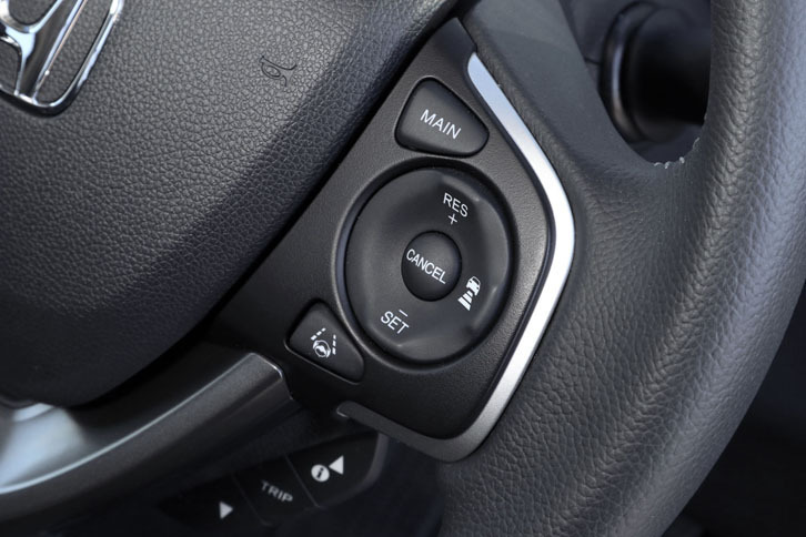 「フリード」のクルーズコントロール用スイッチは、ステアリングホイールの右側スポーク上にレイアウトされている。