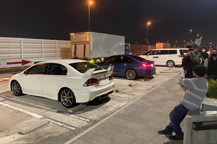 この日の首都高・辰巳PAには、レンタカーの「ホンダ・シビック タイプR」に乗ったインバウンド客の姿が。彼らはシビック タイプRの写真撮影に夢中で、アルピナにはほとんど関心を示さなかった。