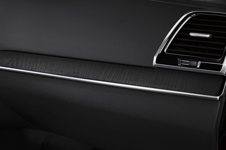 内装には「ブラックアッシュウッドパネル」が採用されている。