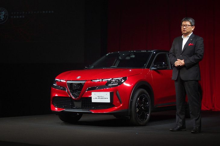 「アルファ・ロメオ・ジュニア」の発表イベントでステージに立ったステランティス ジャパン代表取締役社長の成田 仁氏。