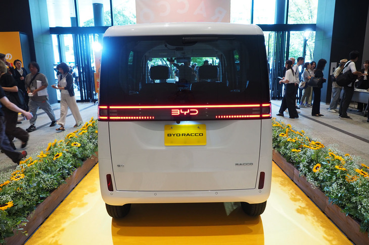 「BYDラッコ」のリアビュー。リアガーニッシュのエンブレムは発光式。