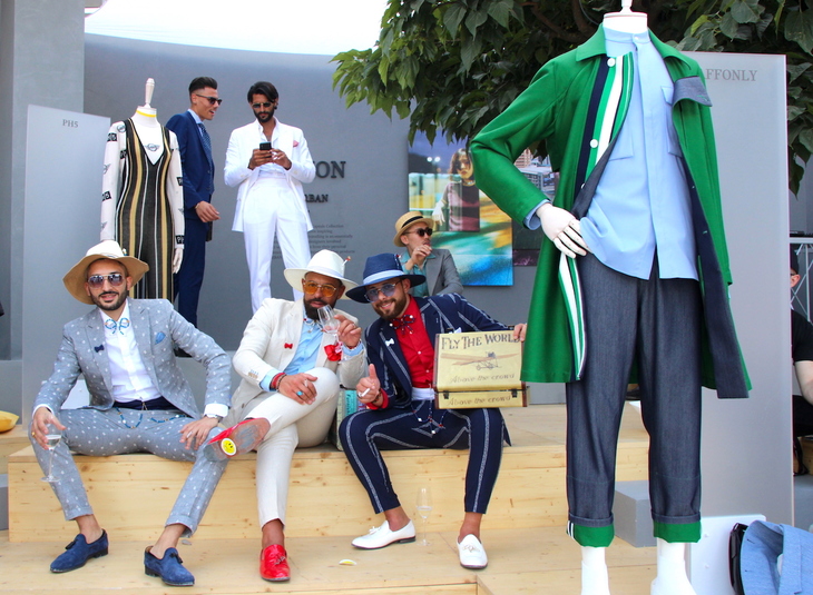 ピッティにおけるMINIは毎回、特設パビリオンを設けている。今回はオープンテラスを備えたカフェのような開放的な設計で、ファッショニスタたちの憩いの場となっていた。