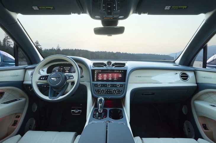 「ベンテイガEWB」の発売記念モデル「ファーストエディション」のインテリア。フェイシアパネルには「First Edition」バッジが添えられ、シートには専用の刺しゅうやステッチが施される。「ベントレー ダイヤモンド イルミネーション」や「Naim for Bentleyプレミアムオーディオ」も同車の特別装備に含まれる。