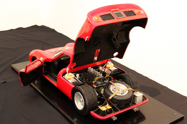 フロントエンジンの「250GTO」の後継として生まれたミドシップスポーツである1963年「250LM」。車名は250だが、生産台数32台のうち3リッターエンジンは最初の1台のみで、残りは275（3.3リッター）という。