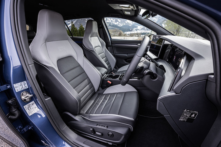 2トーンのコンビカラーが目を引くシートは、30万8000円の有償オプションとなる「レザーパッケージ」に含まれるアイテム。フロントシートには電動調整機構（運転席）とヒーター、ベンチレーション機能が備わっている。