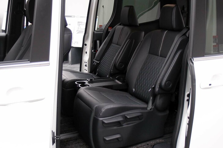 トヨタ・ノアS-Z＜7人乗り／ハイブリッド車＞（2列目キャプテンシート）