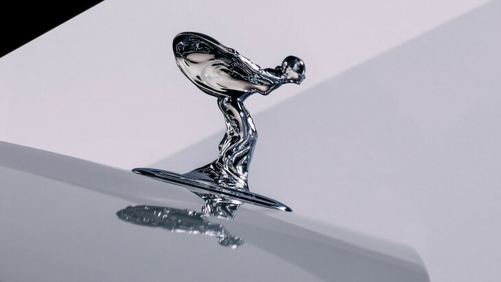 ロールス・ロイスといえば、このボンネットマスコット。ただし「スペクター」のものは、空力性能を高めるべく、形状の見直しが図られている。