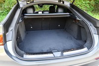 5人乗車時の荷室容量は655リッター。側方には、荷物の積み下ろしに際してフロアレベルを下げるためのスイッチが備わる。