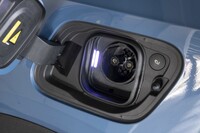 急速充電は150kWまでの大出力に対応。10→80％までのチャージに必要な時間は28分と公表されている。