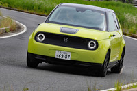 丸みのあるフォルムと、タヌキを思わせる“くま取り”がユニークな「ホンダe」のデザイン。歩行者などの邪魔にならないよう、デジタルサイドミラーのカメラは車体の全幅からはみ出ないサイズで、かつ角のない形状となっている。