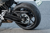 タイヤサイズは、前が120/70ZR17、後ろが180/55ZR17。高い安定性と軽快なハンドリング、優れたウエットグリップ性能などを追求した、「ダンロップ・スポーツマックス ロードスポーツ2」を純正装着している。