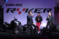 発表会では世界的なインラインスケーターの安床武士氏（右）やDJ／シンガーのMADEMOISELLE YULIAさん（中央）らによるトークショーも催された。