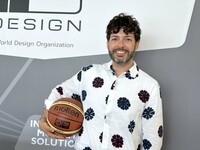 イタルデザイン社ビジネス開発担当のフィオレンツォ・ピラッチ氏。日本のスポーツ用品／自動車部品メーカーであるモルテン向けに同社がデザインした、公式競技用バスケットボール「GL7」（2005年）と。2024年7月、筆者撮影。