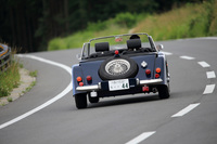 リアサスペンションは半楕円（だえん）リーフスプリングを用いたリジッドアクスル式。このサスペンション形式は「プラス4」「ロードスター」とも共通となっている。