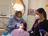 受診中。写真右は歯科助手兼受付のジュリアさん。