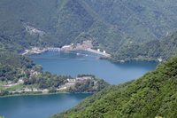 月夜見第一駐車場から見た奥多摩湖と小河内ダム。奥多摩に来たのも久しぶりだが、正直に言って、四輪で来るより絶対に二輪で来た方が面白い。今度はやっぱり、トライアンフで来よう。