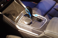 スタート／ストップボタンやシフトノブのまわりなどに、青色の加飾が採用されている。