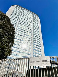 「パラッツォ・ピレリ」の脇を通る街路には、ピレリの創業者であるジョヴァンニ・バティスタ・ピレリ（1848-1932）の名が冠せられている。