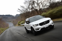 ハイパワーな「T5」モデルの駆動方式は4WDのみ。出力を抑えた「T4」の一部グレードでは、4WD車のほかにFF車も選べる。