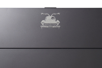 トップカバー上に、車両のレーザー刻印が添えられる。写真は「300SL」バージョンのもの。