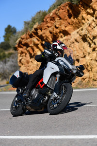 今回の改良により「950」系のモデルには新たにボッシュ製の6軸慣性測定ユニットやコーナリングABS、ヒルホールドコントロール、油圧式クラッチなどが採用された。