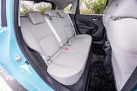 後席の背もたれにはリクライニング機能や60：40分割可倒機構が備わっている。FF車の「X」でオプションアイテムとなるリアヒーターダクトが4WD車の「X FOUR」には標準で装備される。