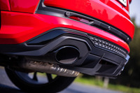 乾いたハイトーンサウンドを奏でる「RSスポーツエキゾーストシステム」は16万円のオプションアイテム。走行モードを切り替える「アウディドライブセレクト」に連動して、排気音量も変化する。