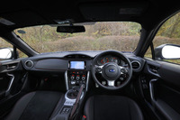 インパネやメーターバイザー、ニーパッドなどに、赤いステッチを施したレザー調素材を採用。上質感を演出している。