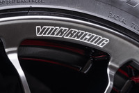 リムには「VOLK RACING」ロゴが刻まれる。世界的にその名を知られる、鍛造ホイールの最高峰ブランドである。
