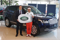 「レンジローバー」を前にフォトセッションに臨む、マグナス・ハンソン社長と藤田寛之選手。