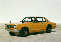 「日産スカイライン ハードトップ2000GT-R」。レーシングユニット由来の2リッター直6 DOHC 24バルブエンジンを搭載。競技用ベース車両のような存在で、ラジオはもちろんヒーターもオプションだった。