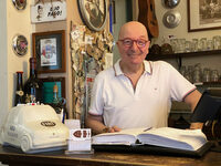 「オステリアF.I.A.T.」のあるじ、カルロさん。2022年撮影。