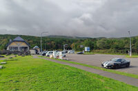 「道の駅つちゆ つちゆロードパーク」にて、どんより雲と職務を放棄した「ダッジ・バイパー」の図。