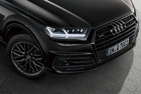 黒でコーディネートした「アウディQ7」限定発売の画像
