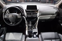 ダッシュボードには水平基調のデザインを採用。立体的なシルバー加飾を施し、スポーティーさと上質さを表現している。