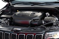 「グランドチェロキー トレイルホーク」に搭載される3.6リッターV6エンジンは最高出力290PSを発生。使用燃料はレギュラーガソリンで、JC08モードの燃費値は9.6km/リッターとなっている。