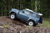 エアサスペンション装着車のディパーチャーアングルは40.0度（「オフロード」モード）。凹凸を乗り越える際に基準となるランプブレークオーバーアングルは31.0度で、いわゆるスリーアングルのなかではこの値のみ「110」を上回っている（110は28.0度）。