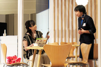 退屈そうにしていた女性客をすかさずフォロー。実はこの女性が肩にかけていたバッグは、ボルボと同じ北欧のブランド、フィンランドのマリメッコのものだった。