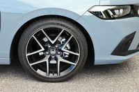 235/40R18というタイヤサイズをはじめ、足元の仕様は「EX」も「LX」も同じ。ツイン5スポークのアルミホイールが、EXではツートンとなる程度だ。